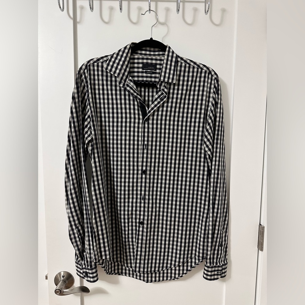 Men’s slim fit button down!! Great condition